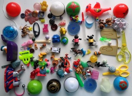 Helsinkiläisten kotien hylättyjä muoviesineitä. Inspiroivaa! Tulevan kattokrrunun rakennusmateriaalia.