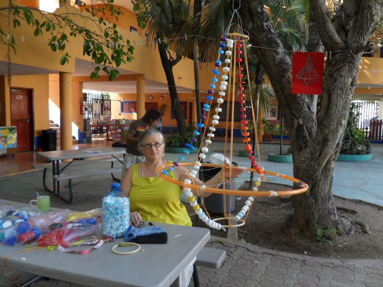 Tikke odottaa oppilaita saapumaan korkkityöpajaan Papalote-koulun pihalla. Osa korkeista (yli 700 kappaletta) on koulun oppilaiden keräämiä.