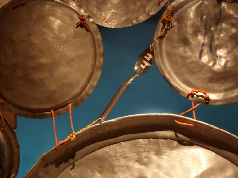 Yksityiskohta kattiloiden ja kansien ryhmäkuvasta