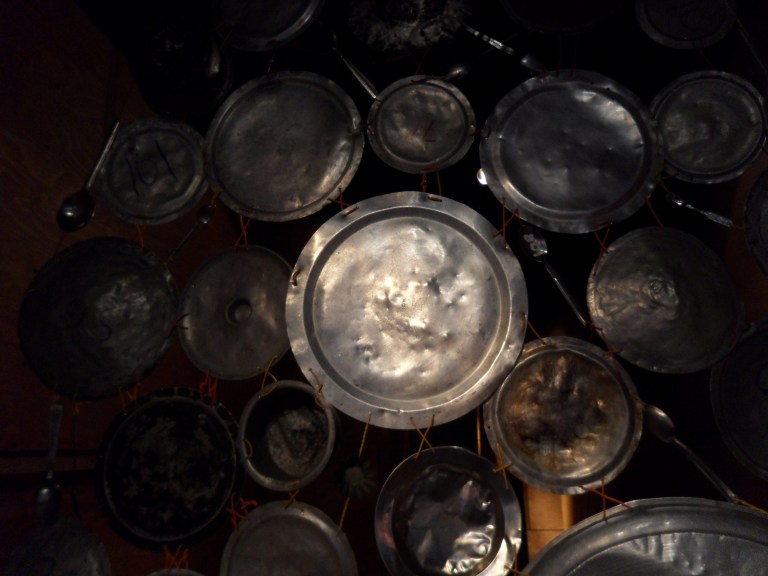 Kattilainstallaatio Helinä Rautavaaran museossa keväällä 2013.