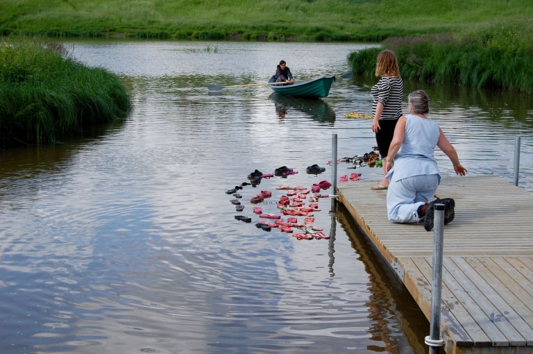 Sandaalilautta lähdössä lipumaan Aurajoessa maailman pakolaispäivänä 21.6. 2011.