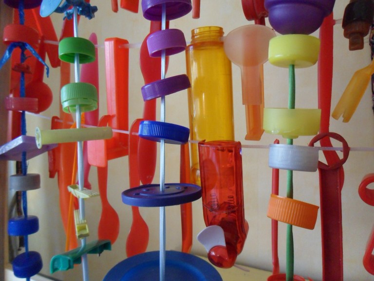 Hylättyä muovia kattokruunun tarpeisiin